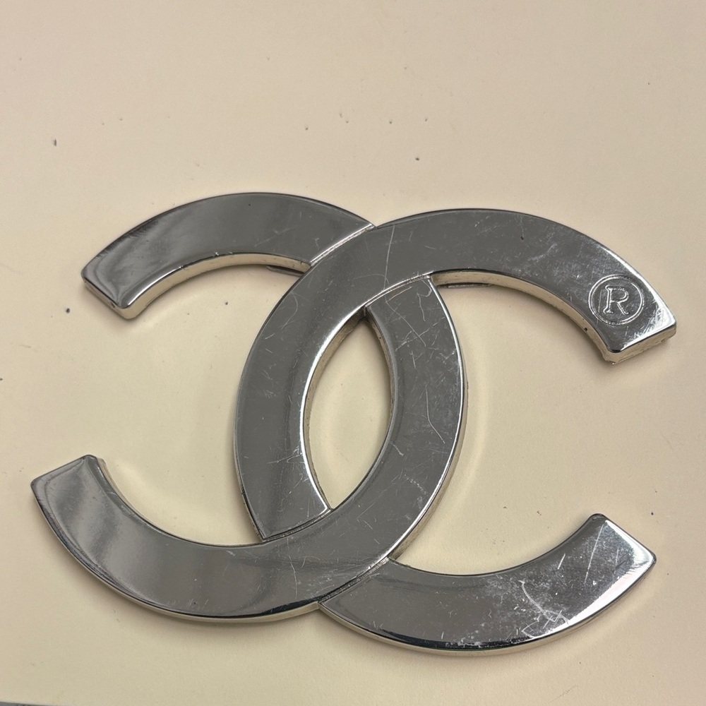 CHANEL Metallic Silver Interlocking Logo Pin - Picture 3 of 5